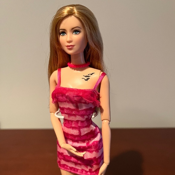 Barbie Doll 2014 Divergent Tris - Picture 3 of 8